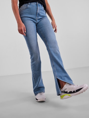 PIECES Flared Jeans 'Peggy' in Blau