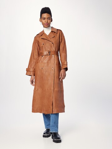 BE EDGY Between-Seasons Coat 'Meleyna' in Brown: front