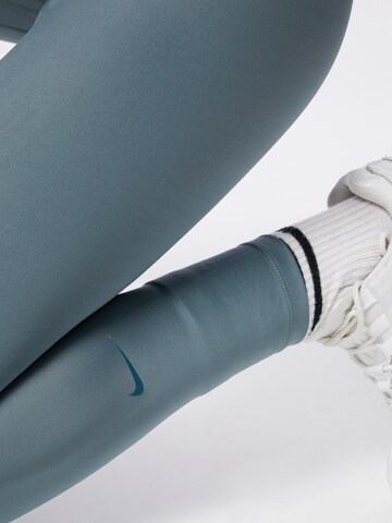 Skinny Pantaloni sportivi di NIKE in verde