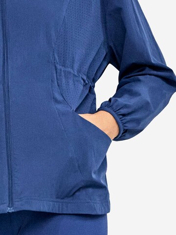 Gisela Jacke in Blau