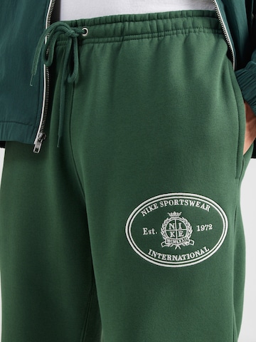Nike Sportswear Tapered Trousers 'Club' in Green