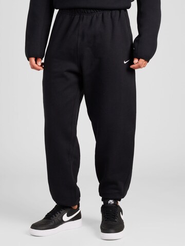 Nike Sportswear Tapered Sportbroek 'Swoosh' in Zwart: voorkant