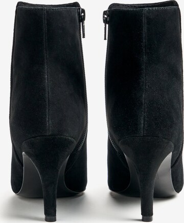 LLOYD Ankle Boots in Black