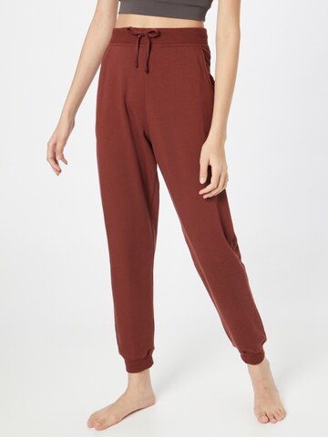 Effilé Pantalon de sport NIKE en marron : devant