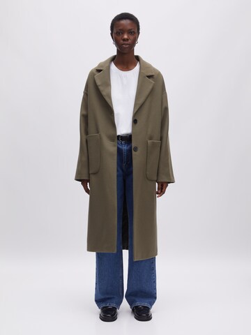 EDITED Between-seasons coat 'Santo' in Green: front