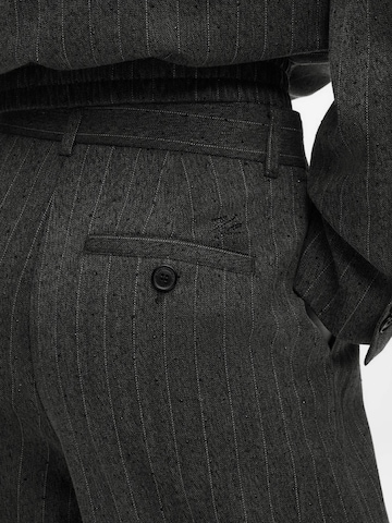Largi Pantaloni cutați de la Karl Lagerfeld pe gri