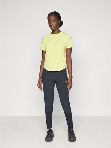 Slimfit Pantaloni sportivi di NIKE in nero