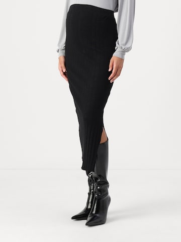 Only Maternity Rock 'OLMALEJANDRA' in Schwarz: Vorderseite