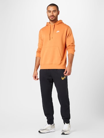 Nike Sportswear - Regular Fit Sweatshirt 'Club Fleece' em laranja