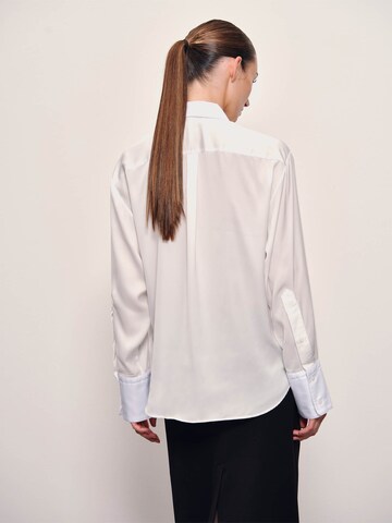 RÆRE by Lorena Rae Blus 'Erin' i vit