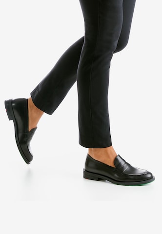 LLOYD Classic Flats in Black: front