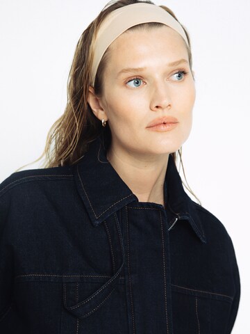 Veste mi-saison 'Julia' ABOUT YOU x Toni Garrn en bleu