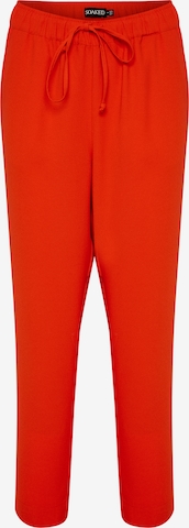 SOAKED IN LUXURY Tapered Trousers 'Shirley' in Red: front