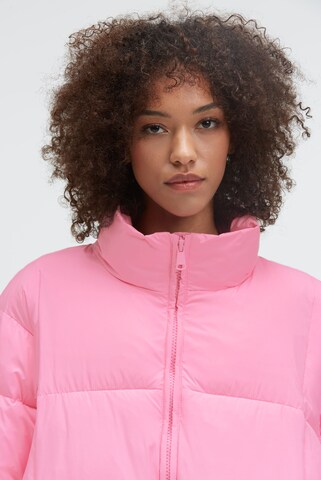 SENSES.THE LABEL Kurze Steppjacke ON:ION mit Stehkragen in Pink