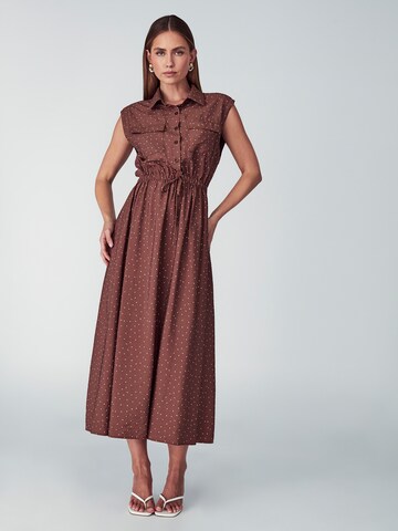Willa - Vestido camisero 'Sez' en marrón: frente