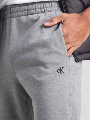 Tapered Pantaloni de la Calvin Klein Jeans pe gri