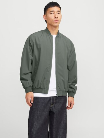 JACK & JONES Φθινοπωρινό και ανοιξιάτικο μπουφάν 'JJECharge' σε πράσινο: μπροστά