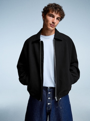 Bershka Overgangsjakke i sort: forside