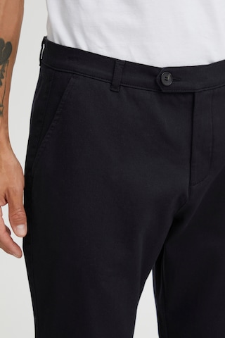 !Solid Regular Chino Pants in Black