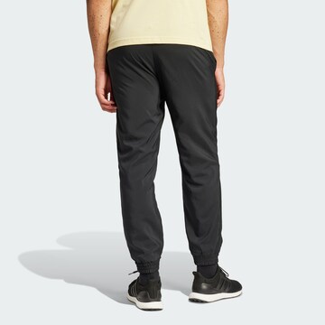 ADIDAS SPORTSWEAR Zwężany krój Spodnie sportowe 'Essentials' w kolorze czarny