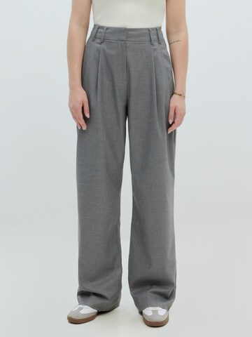 EDITED Loosefit Broek 'Berte Tall' in Grijs: voorkant