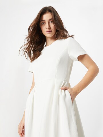 Club Monaco - Vestido en blanco