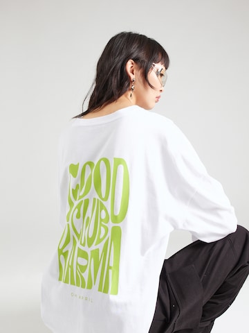OH APRIL T-shirt 'Good Karma Club' i vit
