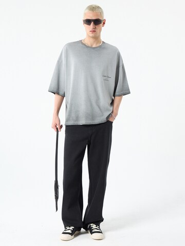 VAMOS CLO T-shirt 'The Colony' i grå