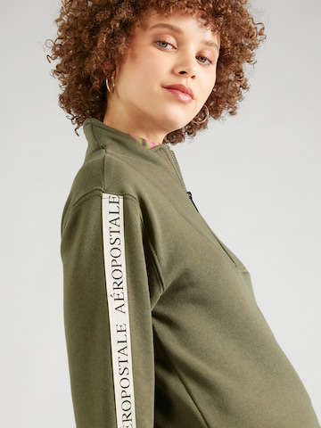 AÉROPOSTALE Sweatshirt in Grün