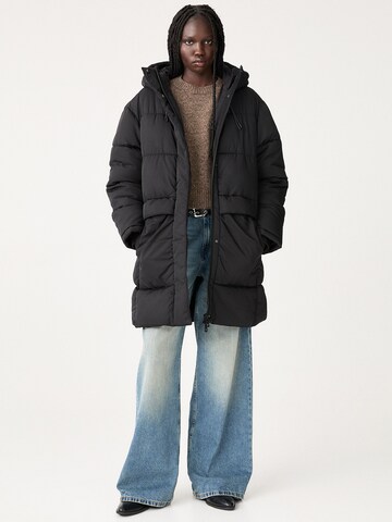Pull&Bear Winter coat in Black: front