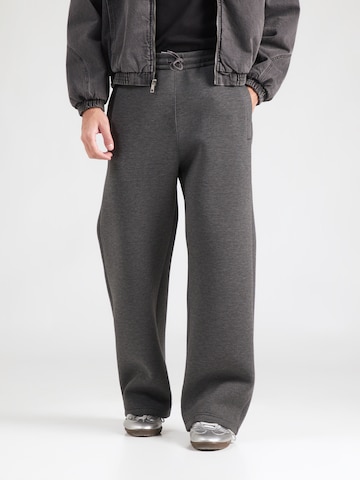WEEKDAY Loose fit Pants in Grey: front