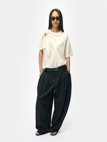 GOBI Cashmere Tröja 'Bow-Tie Cashmere T-shirt' i vit