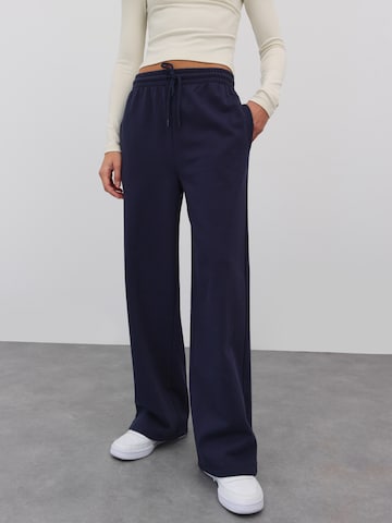 EDITED Wide leg Broek 'Sascha' in Blauw: voorkant