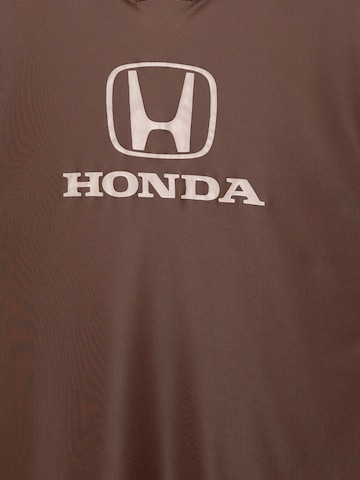 Pull&Bear Paita 'HONDA FÚTBOL'' värissä ruskea