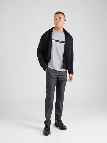 Maglietta di TOMMY HILFIGER in grigio
