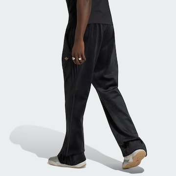 ADIDAS ORIGINALS - Loosefit Pantalón 'FC Bayern München' en negro