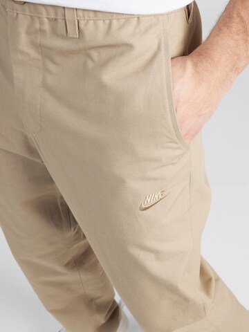 Regular Pantalon chino Nike Sportswear en vert