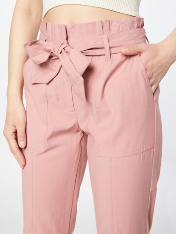 Tapered Pantaloni di b.young in rosa