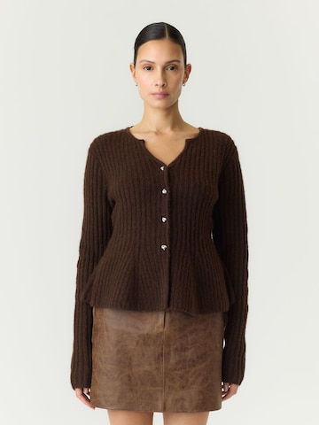 YAS Cardigan 'Dolly' i brun: forside