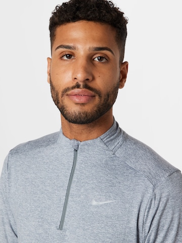 NIKE Sport sweatshirt i grå