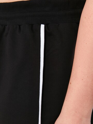 Trendyol Curve - regular Pantalón en negro