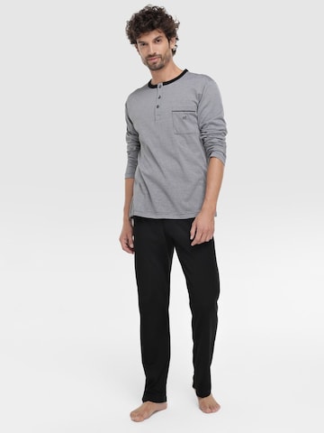 zd ZERO DEFECTS Pyjama lang in Schwarz: Vorderseite