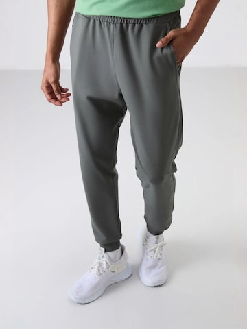 Effilé Pantalon de sport Tommy Life en gris : devant