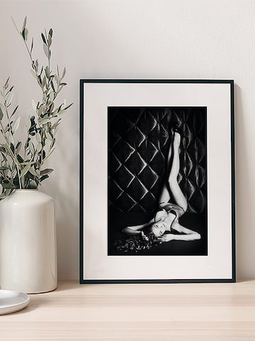 Liv Corday Image 'Lay Back' in Black