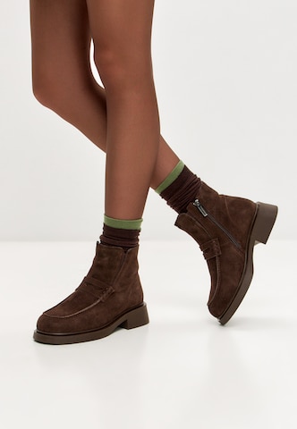 CESARE GASPARI Stiefelette in Braun: Vorderseite