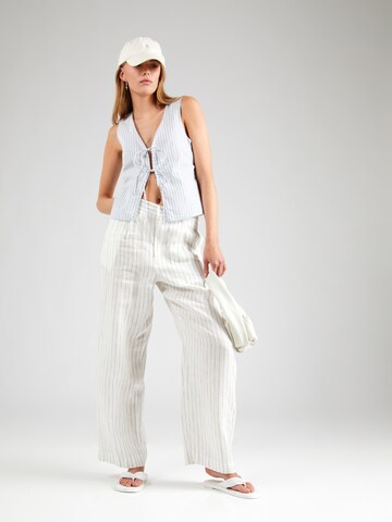 Gina Tricot - Pierna ancha Pantalón plisado 'Denise' en blanco