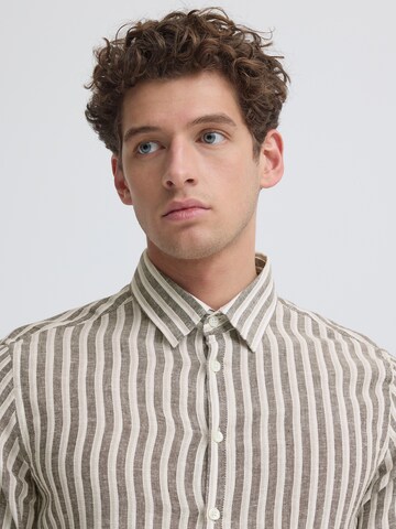 Casual Friday Regular Fit Paita värissä ruskea