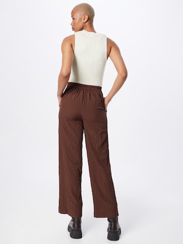 PIECES Regular Pleat-Front Pants 'SARAH' in Brown