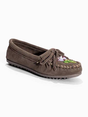 Mocasini 'Kilty Tread' de la Minnetonka pe gri