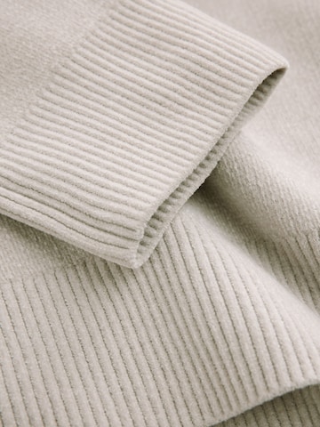 Next Pullover in Grau